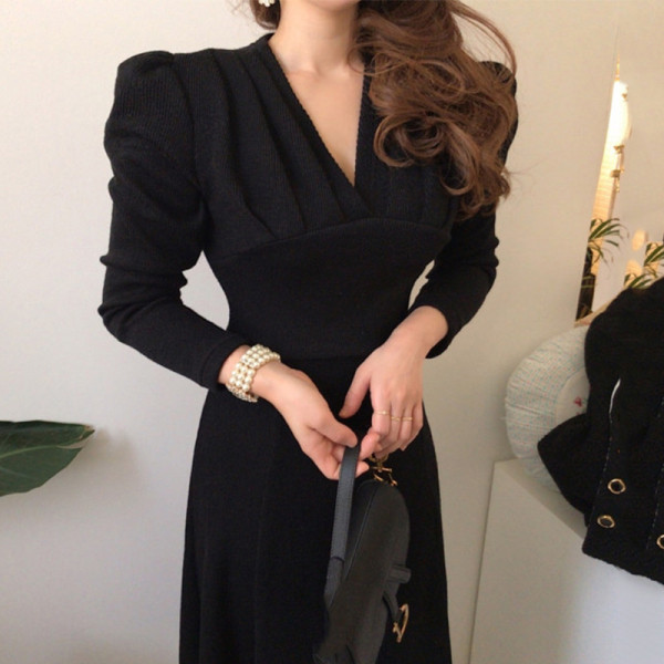 Stílusos női ruha spitz nyakkivágással - hosszú modell