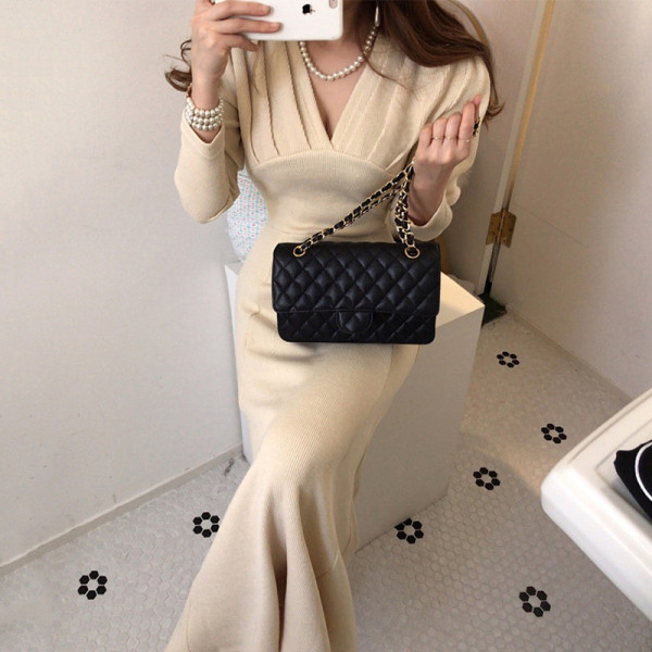 Stílusos női ruha spitz nyakkivágással - hosszú modell