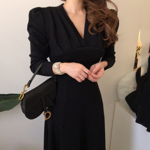 Stílusos női ruha spitz nyakkivágással - hosszú modell