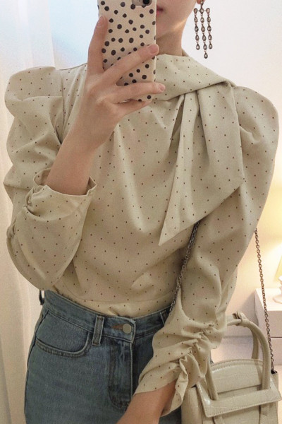 Stiilne naiste särk pikkade varrukatega ja paelaga krael