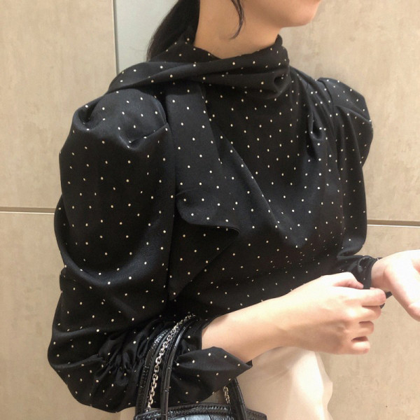 Stiilne naiste särk pikkade varrukatega ja paelaga krael