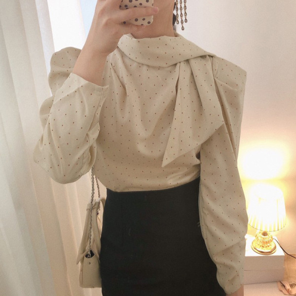 Stiilne naiste särk pikkade varrukatega ja paelaga krael