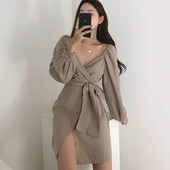 Naiste kleit spitsikaelusega ja vöökohaga lipsuga