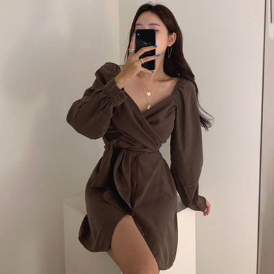 Naiste kleit spitsikaelusega ja vöökohaga lipsuga