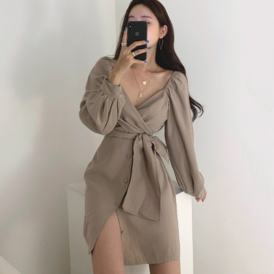 Naiste kleit spitsikaelusega ja vöökohaga lipsuga