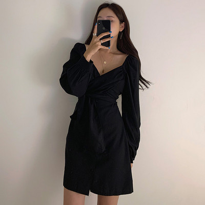 Naiste kleit spitsikaelusega ja vöökohaga lipsuga