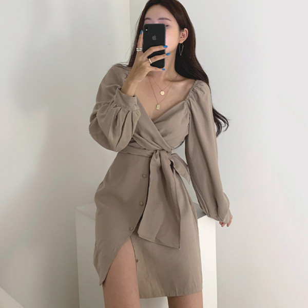 Naiste kleit spitsikaelusega ja vöökohaga lipsuga