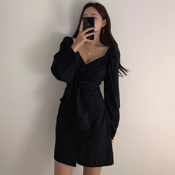 Naiste kleit spitsikaelusega ja vöökohaga lipsuga