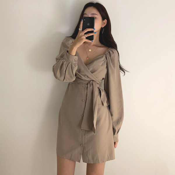 Naiste kleit spitsikaelusega ja vöökohaga lipsuga