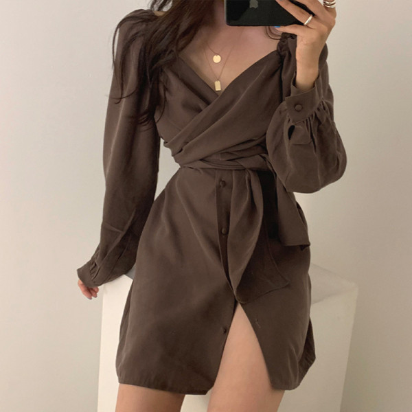 Naiste kleit spitsikaelusega ja vöökohaga lipsuga