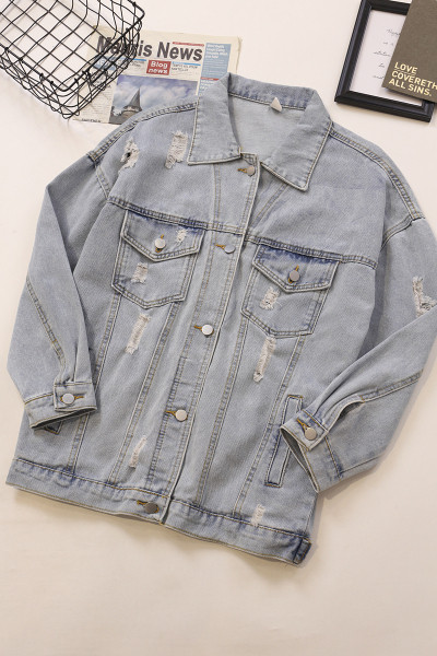 Lezser farmerdzseki széles modell szakadt motívumokkal és zsebekkel