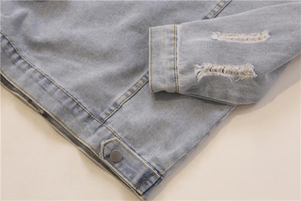 Lezser farmerdzseki széles modell szakadt motívumokkal és zsebekkel