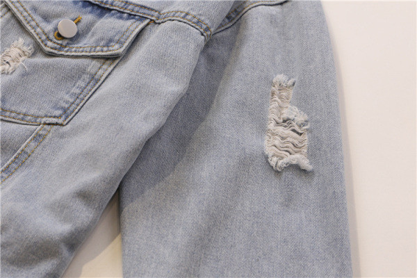 Lezser farmerdzseki széles modell szakadt motívumokkal és zsebekkel