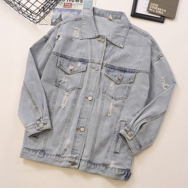 Lezser farmerdzseki széles modell szakadt motívumokkal és zsebekkel