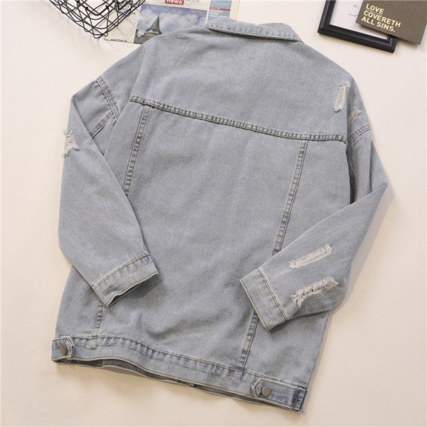 Lezser farmerdzseki széles modell szakadt motívumokkal és zsebekkel