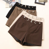 Stiilsed kõrge vöökoha ja metallelementidega naiste lühikesed püksid