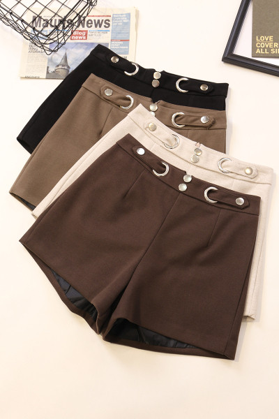 Stiilsed kõrge vöökoha ja metallelementidega naiste lühikesed püksid