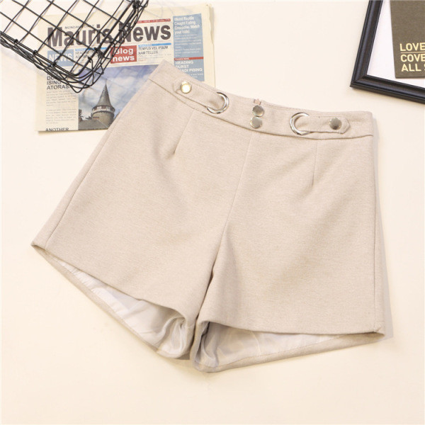 Stiilsed kõrge vöökoha ja metallelementidega naiste lühikesed püksid