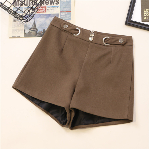 Stiilsed kõrge vöökoha ja metallelementidega naiste lühikesed püksid