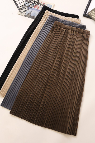 Novi model plisirane ženske suknje srednje dužine i visokog struka