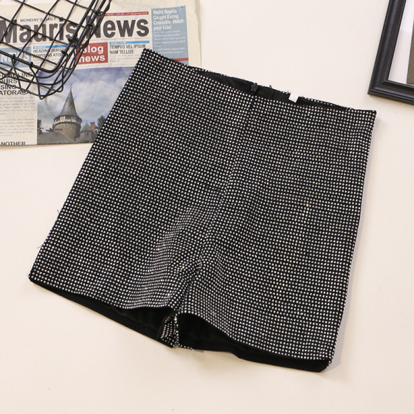 Uus kõrge vöökoha ja metallist aasadega naiste lühikeste pükste mudel