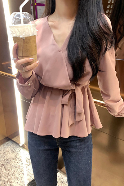 Stiilne naiste särk spitsikaelusega ja vöörihmaga