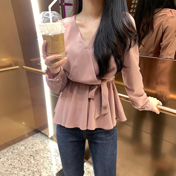 Stiilne naiste särk spitsikaelusega ja vöörihmaga