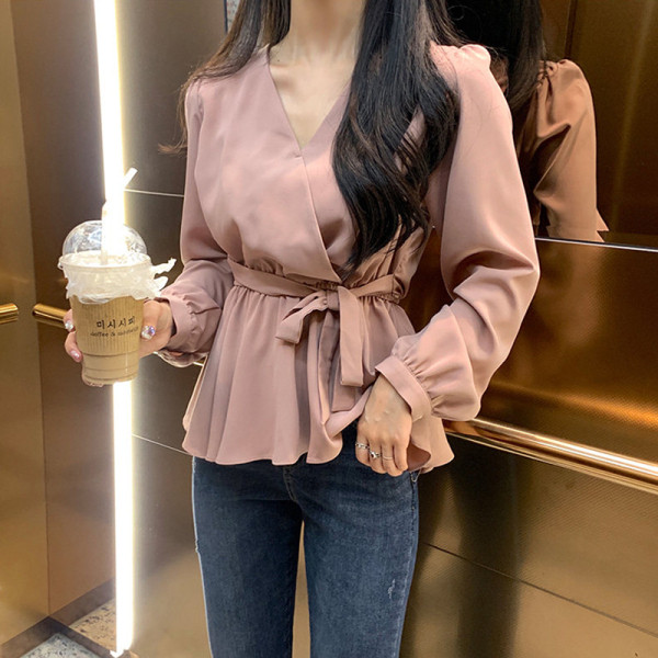 Stiilne naiste särk spitsikaelusega ja vöörihmaga