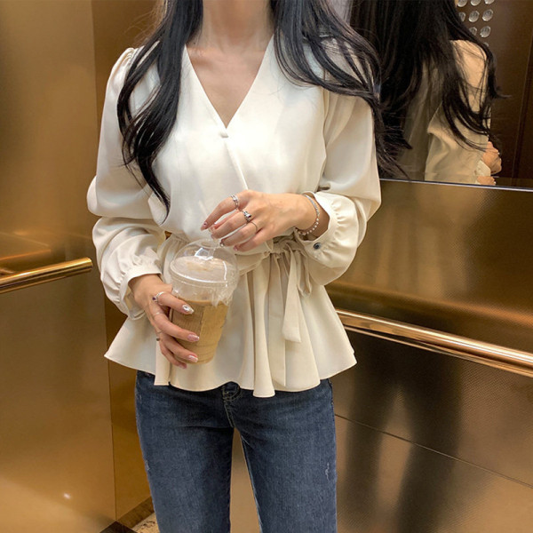 Stiilne naiste särk spitsikaelusega ja vöörihmaga