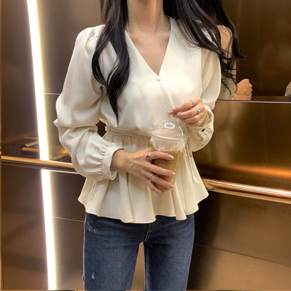 Stiilne naiste särk spitsikaelusega ja vöörihmaga