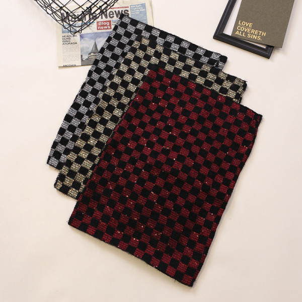 Kõrge vöökoha ja litritega liibuv naiste seelik