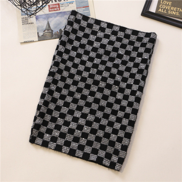 Kõrge vöökoha ja litritega liibuv naiste seelik