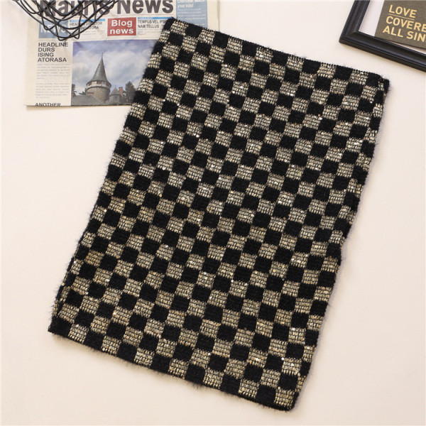 Kõrge vöökoha ja litritega liibuv naiste seelik