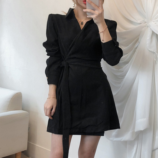 Női ruha spitz nyakkivágással és klasszikus gallérral - kivágott modell