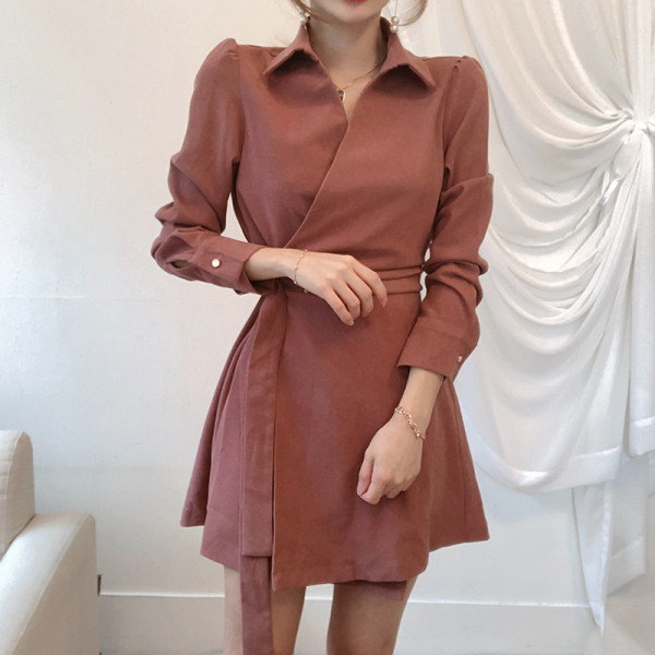 Női ruha spitz nyakkivágással és klasszikus gallérral - kivágott modell