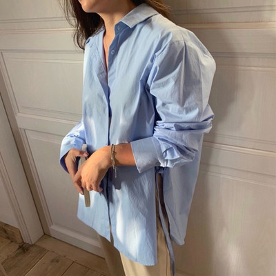 Široki model ženske košulje sa klasičnim ovratnikom