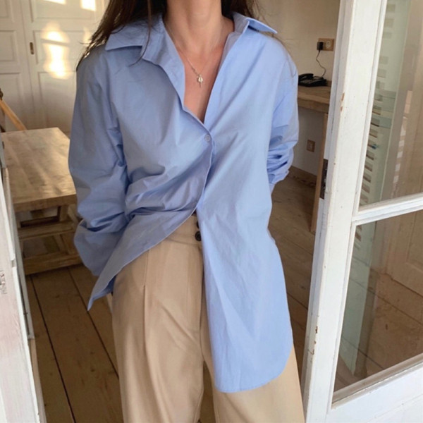 Široki model ženske košulje sa klasičnim ovratnikom