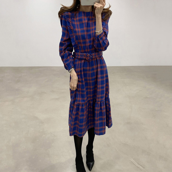 Naiste ruuduline kleit pikk mudel vöökohaga