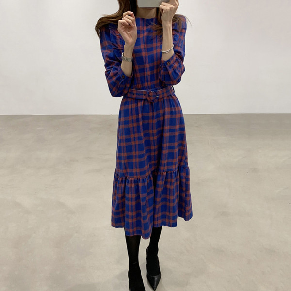 Naiste ruuduline kleit pikk mudel vöökohaga