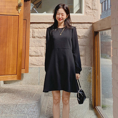 Модерна дамска рокля с дълъг ръкав и овално деколте в черен цвят