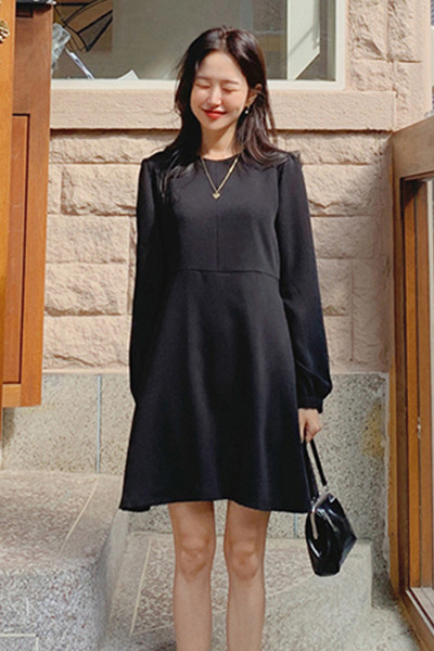 Modern női ruha hosszú ujjal és ovális nyakkivágással, fekete színben