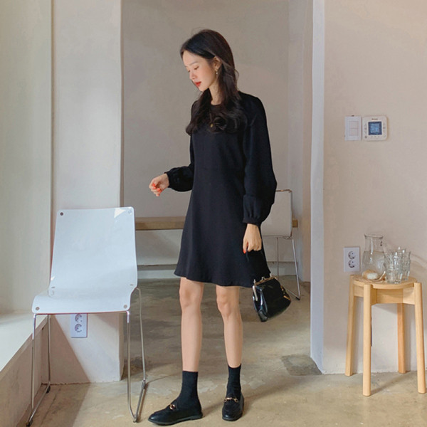 Modern női ruha hosszú ujjal és ovális nyakkivágással, fekete színben