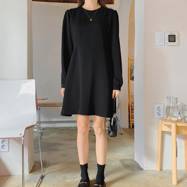 Modern női ruha hosszú ujjal és ovális nyakkivágással, fekete színben