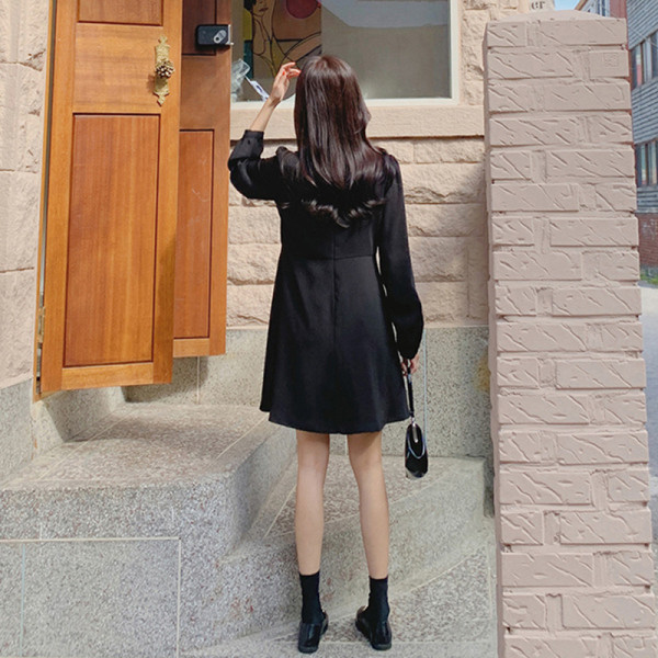 Modern női ruha hosszú ujjal és ovális nyakkivágással, fekete színben