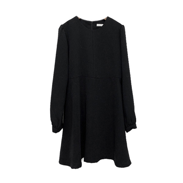 Modern női ruha hosszú ujjal és ovális nyakkivágással, fekete színben