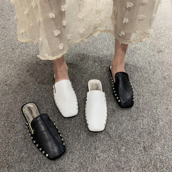 Női alkalmi bőr papucs fém szegecsekkel