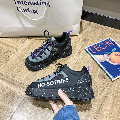 Női tornacipő új modellje magas talppal, fűzővel és felirattal