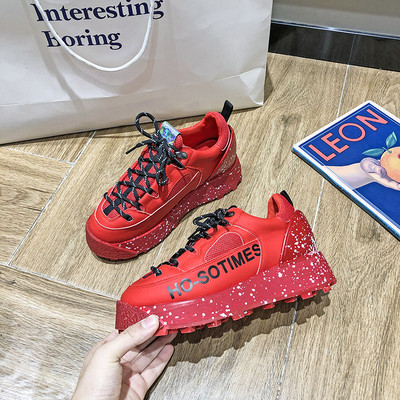 Női tornacipő új modellje magas talppal, fűzővel és felirattal