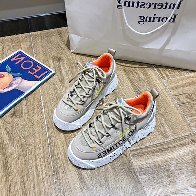 Női tornacipő új modellje magas talppal, fűzővel és felirattal