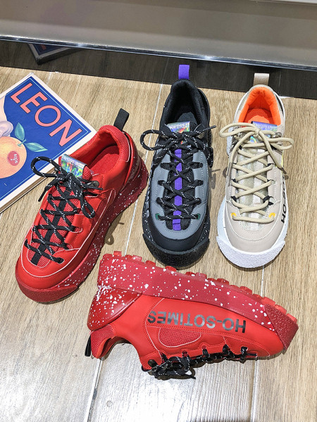 Női tornacipő új modellje magas talppal, fűzővel és felirattal